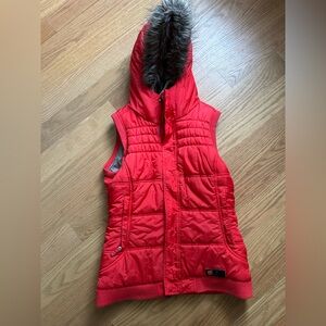 Burton red vest with fur trimmed hood